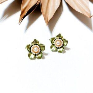 Green flower stud earrings S526